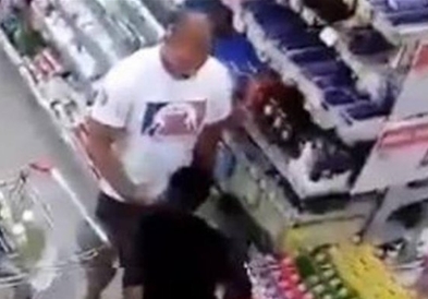 Видео 18 +: Орално го задоволува своето момче во маркет