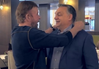 Орбан се пофали на ФБ со дружбата со Чак Норис (ВИДЕО)