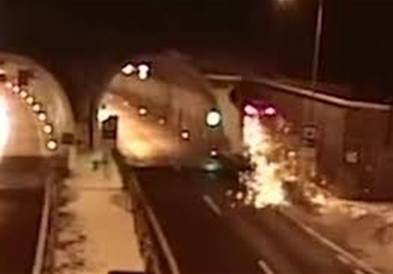 Неверојатно : ,,Полетал" со БМВ , удрил во тунел , се превртел и останал жив (ВИДЕО)