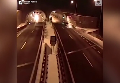 Видео: Спектакуларно слетување на автомобил во тунел, за среќа без жртви