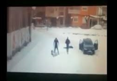 Српски специјалец и негов пријател претепуваат средношколци (ВИДЕО)