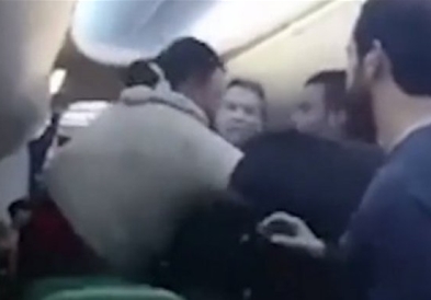 Видео: Патник ги малтретирал патниците и екипажот, авионот принудно слетал во Ница