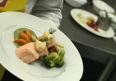 ЧАДЕН ЛОСОС ВО ВОДЕНА ПАРЕА СО СОС И ЗЕЛЕНЧУК