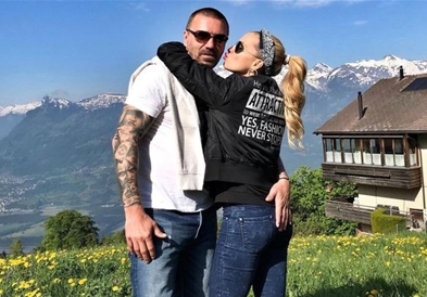 Славен фудбалер ја нудел сопругата на порно сајтови , а сега оди во затвор поради измама