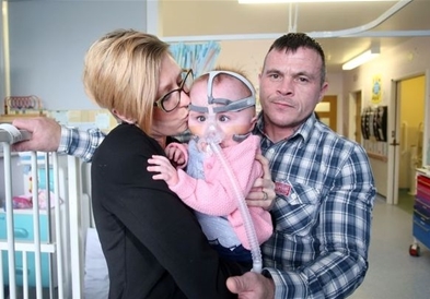 Девојче од Британија е родено со срце надвор од телото (ВИДЕО)