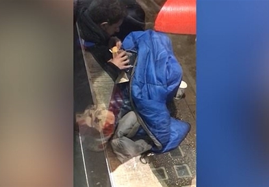 Сакала да нахрани просјак , па видела што крие меѓу нозете (ВИДЕО)