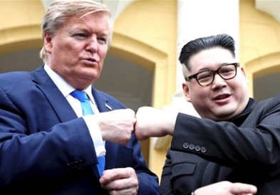 Виетнамските новинари наседнаа на лажните Трамп и Ким (ВИДЕО)