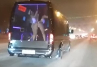 Видео:Забава за возачите, стриптиз во комбе