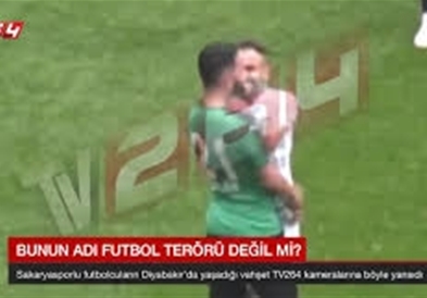 Фудбалер – терорист , со брич ги сече противниците (ВИДЕО)