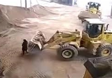 Багерист брутално ја казнил својата шефица (ВИДЕО)