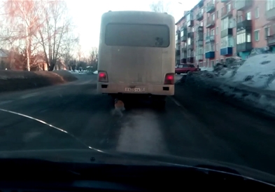 Минибус останал без тркало и добил дрвена ,,протеза” (ВИДЕО)
