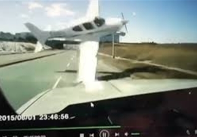 Автомобил за малку ќе се судреше со авион во лет (ВИДЕО)
