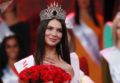 На атрактвна Мис и е одземена круната поради недолично однесување