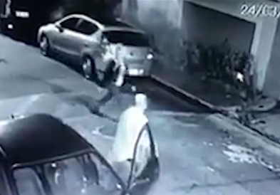 Сакал да нападне девојка, па направил фатална грешка (Вознемирувачко видео)