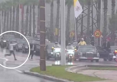 Уапсен тинејџер кој ја запрел колоната возила со папата Франциск (ВИДЕО)