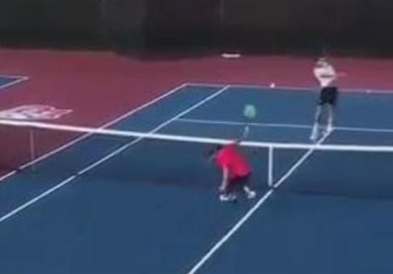Гледачите се фатија за глава- најневеројатен поен во тенисот (ВИДЕО)