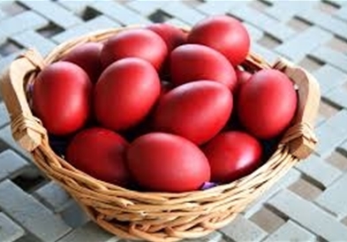Се вапцаа првите црвени, велигденски јајца, семејните традиции се одржуваат