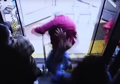 Вознемирувачко видео од градски автобус – Девојка исфрла постар човек , кој и приговарал за однесувањето 