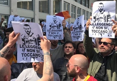 Протест на навивачите на Рома: ,,Не си играјте со легендата !” 