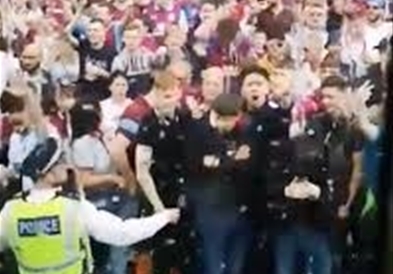 Хаос во близина на стадионот Вембли – бесни навивачи го кршат автобусот на Дерби Каунти (ВИДЕО)