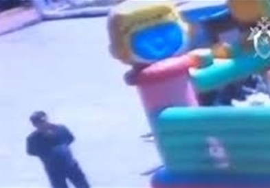 Четири деца се во кома кога одлета замокот на надувување (ВИДЕО)