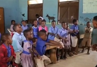 Наставник  танцува и пее  за децата полесно да научат(ВИДЕО)