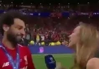 Салах мислеше дека новинарка сака да го бакне , па стана хит (ВИДЕО)