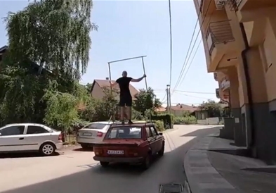 Видео: Што прави овој човек