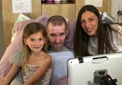 Тешко болен фудбалер решил за последен пат да ја израдува ќеркичката (ВИДЕО)