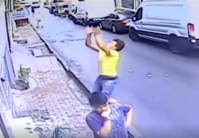 Тинејџер направи херојско дело – фати девојченце додека паѓа од зграда (ВИДЕО)