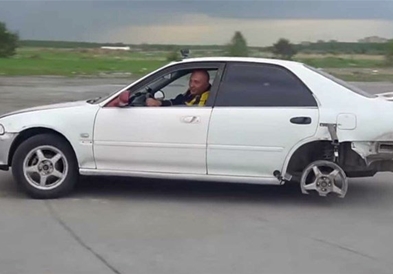 Што се случува со автомобил ако се вози со дигната рачна кочница? (ВИДЕО)
