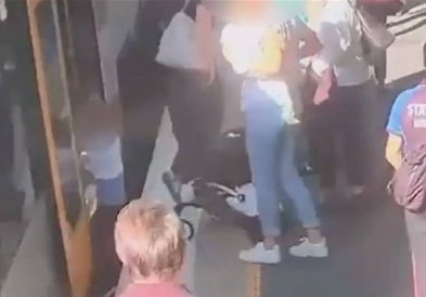 Драматична снимка од метро во Сиднеј – детенце падна под возот (ВИДЕО)