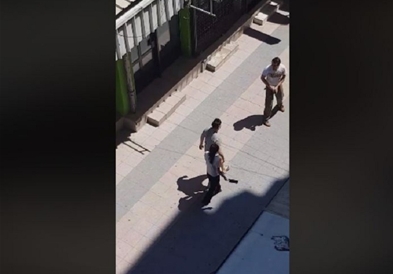 Видео: Маж и жена со сатар бркаа човек во трговскиот Лептокарија