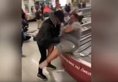 Видео: Го бутна својот другар на лентата за багаж од аеродромот