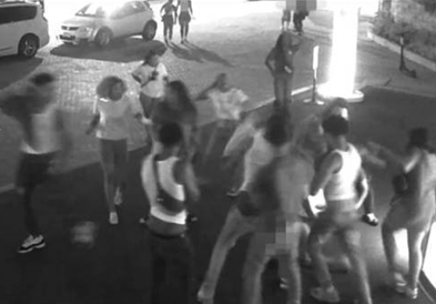 Тинејџери брутално претепаа маж во центарот на Вашингтон (ВИДЕО)