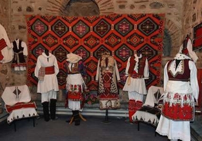 Ревија на македонски народни носии во Битола