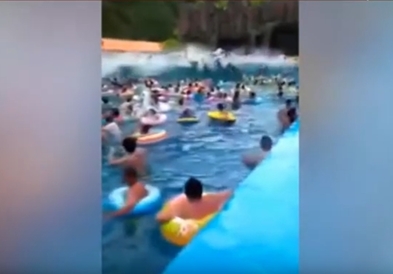 Видео: Мини цунами во аквапарк во Кина