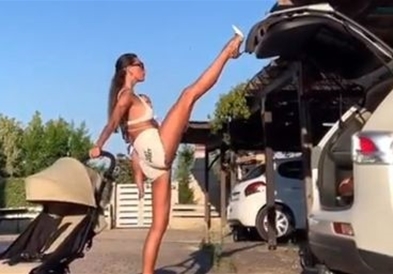 Мајка со бебе во рацете, затвора багажник со штикла (ВИДЕО)