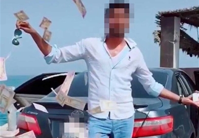 Приведен е маж , кој се расфрлал со пари на улиците на Дубаи