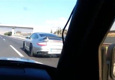 Фризирана Лада засрами ново Порше на автопат (ВИДЕО)