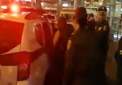 Полицајци запреле фризерка , која одела чудно, ја однеле во болница и ги шокирала докторите (ВИДЕО)