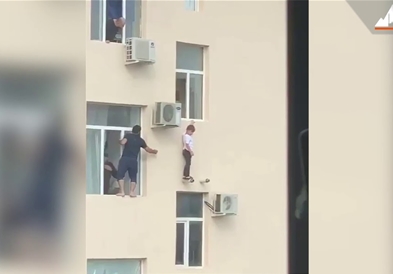 Маж спаси дете кое виси на четврти кат (ВИДЕО)