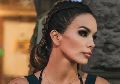 Фото: Северина во мрежеста провидна маичка