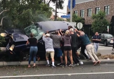 Случајни минувачи си ги ризикувале животите за да спасат возач од смачкан автомобил (ВИДЕО)