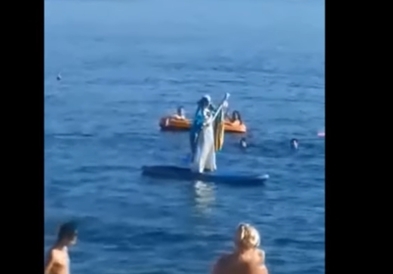 Видео: Девојка облечена како Богородица ги збуни туристите во Ријека