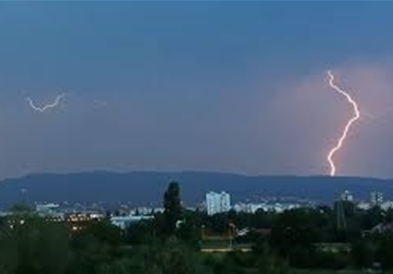 Силно невреме во Загреб – громовите предизвикале пожари во градот (ВИДЕО)