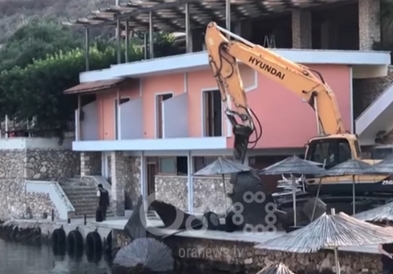 Видео: Со багер го рушат ресторанот на Албанецот кој нападна туристи