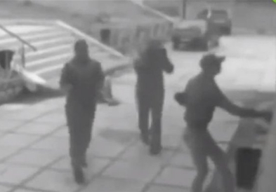 Решиле да ограбуваат банка , па самите се заклучиле (ВИДЕО)