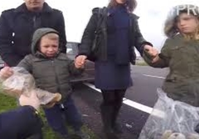 Зошто холандските сообраќајци носат играчки во возилата? (ВИДЕО)
