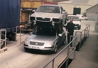 На покривот на автомобилот си возел друг автомобил (ВИДЕО)